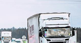 Weg mit alten Camions. Lastwagen der Euro-0- und Euro-1-Norm sollen auf Schweizer Alpen&uuml;berg&auml;ngen nicht mehr fahren d&uuml;rfen.  