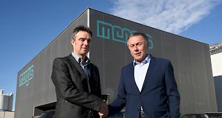 F&uuml;hrungswechsel. Nicolas Mengis (links) verkauft die Mengis Druck und Verlag AG an Fredy Bayard.