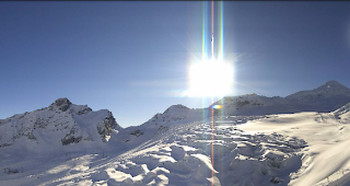 Aktuelles Webcam-Bild aus Saas-Fee. Am Wochenende zeigt sich die Sonne im Oberwallis.