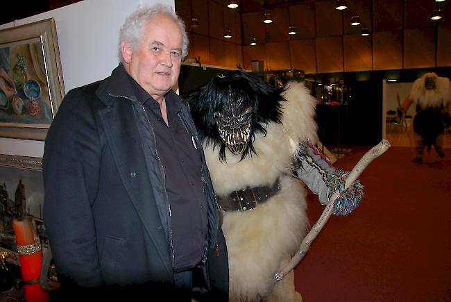 Organisator Markus Petrig vor einer Lötschentaler Tschäggättä, denen in der Brocante eine Sonderausstellung gewidmet ist.