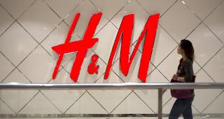 Schlechte Werbung. Das Werbefoto eines schwarzen Jungen mit dem Spruch &laquo;Coolster Affe im Dschungel&raquo; auf dem Pulli sorgt f&uuml;r Unmut.