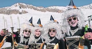 Viel Magie. Diese Hexengruppe hatte auf ihrem Besen gleich ein Serviertablett inklusive Kerzenhalter installiert.  