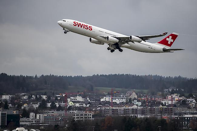 Im Aufwind. Ein Flugzeug über dem Flughafen Zürich.