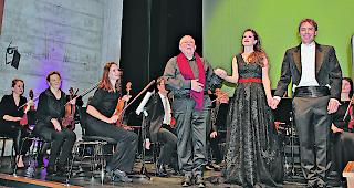 La-Poste-Musiktheater, Visp. Das Orchester der Konzertgesellschaft Oberwallis feierte &ndash; von rechts  &ndash;  unter Dirigent Paul Locher zusammen mit Sopranistin Franziska Andrea Heinzen, Moderator Engelbert Reul, Konzertmeisterin Patrizia Pacozzi und mit dem Publikum musikalisch glanzvoll den Beginn des neuen Jahres 2018. 