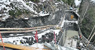 Naturgewalt. Durch den Hangrutsch bei Zeneggen vom 5. Januar wurde die Strasse &uuml;ber rund 30 Meter weggedr&uuml;ckt. Rechts im Bild die Leitplanken. 
