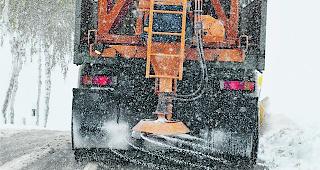 Tonnenweise. 6000 Tonnen Salz streute der Winterdienst allein im vergangenen Dezember auf die Walliser Strassen. 