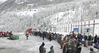 W&auml;hrend den geschlossenen Verkehrsverbindungen war Zermatt f&uuml;r kurze Zeit nur &uuml;ber den Luftweg erreichbar (Bild: Warteschlange auf dem Heliport Zermatt).