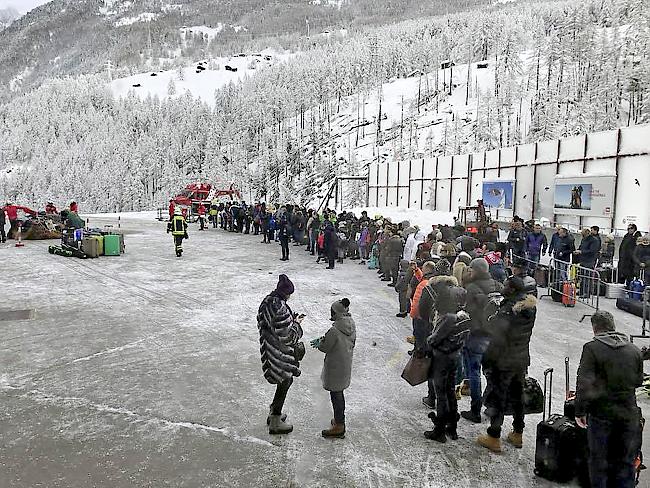 Während den geschlossenen Verkehrsverbindungen war Zermatt für kurze Zeit nur über den Luftweg erreichbar (Bild: Warteschlange auf dem Heliport Zermatt).