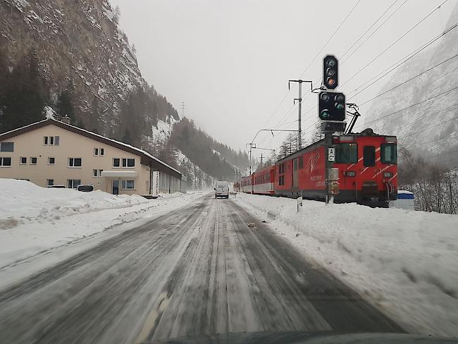 Zwischen Täsch und Zermatt verkehren derzeit keine Züge. Auch die Strasse ins Matterhorndorf ist wegen Lawinengefahr geschlossen.