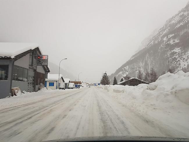 Schneebedeckte Strassen am Mittwochmorgen im Mattertal