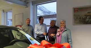 Garagist Willy Marner und Mengis Gesch&auml;ftsf&uuml;hrer Kurt Zuber gratulieren den WB-Abonnenten Simon und Bernadette Andres (von links).