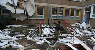 Teile der Dachkonstruktion liegen nach Durchzug des Sturmtiefs Friederike am Vortag am 19. Januar 2018 an der Freiherr-Spiegel-Grundschule in Halberstadt, Sachsen-Anhalt, Deutschland, im Hof. Der Schulbetrieb ruht derzeit.