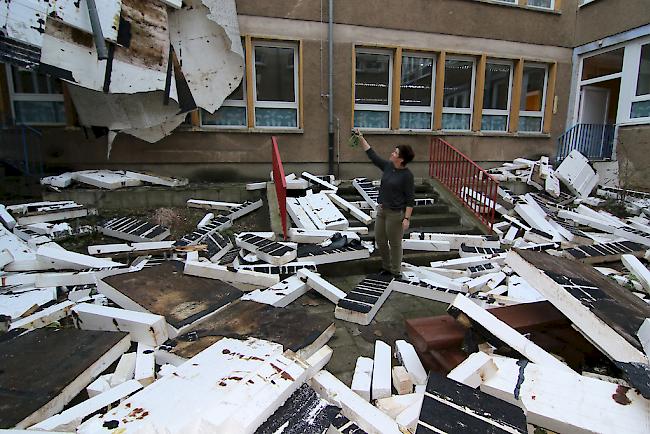 Teile der Dachkonstruktion liegen nach Durchzug des Sturmtiefs Friederike am Vortag am 19. Januar 2018 an der Freiherr-Spiegel-Grundschule in Halberstadt, Sachsen-Anhalt, Deutschland, im Hof. Der Schulbetrieb ruht derzeit.