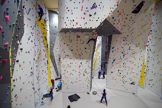 Der 33-jährige Mann stürzte in einer Kletterhalle in die Tiefe. (Symbolbild)