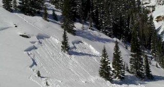 In Montana sind am Freitagnachmittag drei Wintersportler von einer Lawine erfasst worden. (Symbolfoto)