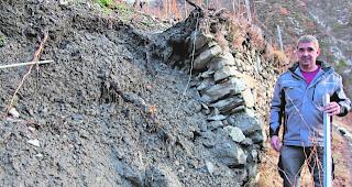 Untersp&uuml;lt. Richard Stoffel, Rebmeister der St. Jodern Kellerei, vor einem Mauerabschnitt, der im steilen Weinberg weggebrochen ist. 