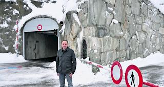 Strasse gesperrt. Stefan Lorenz, Gemeindepr&auml;sident von Embd, steht vor dem s&uuml;dlichen Eingang des 135 Meter langen Tunnels. Der Verkehr f&auml;hrt seit Weihnachten fast nur noch durch den Tunnel.  