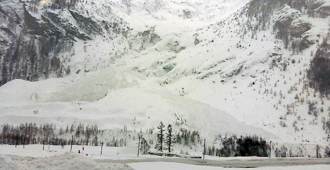 Die beiden Lawinenkegel der Staublawine bei Randa, die am Samstagabend vom Bisgletscher zu Tal brauste.