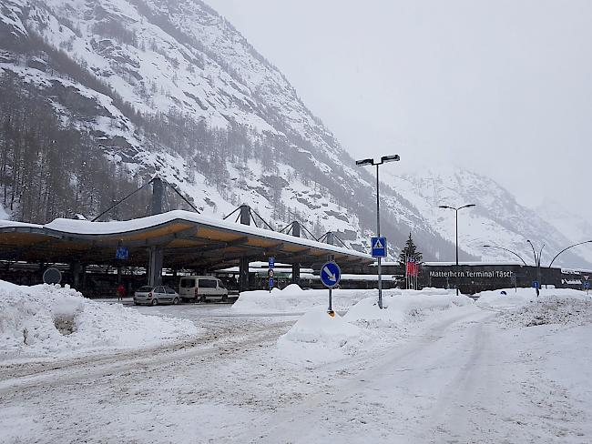 Bahnhof Täsch: Der Bahnverkehr auf der MGBahn-Strecke Täsch - Zermatt ist bis am Montag unterbrochen.