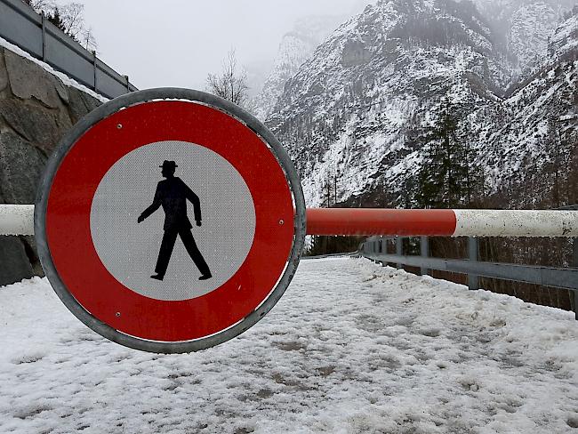 Aufgrund eines Felssturzes bei Kalpetran ist die Bahnstrecke zwischen Visp und Täsch unterbrochen. Es verkehren Bahnersatzbusse.