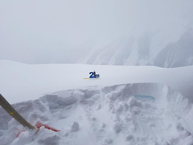 Lötschental. Die Messstation auf der Lauchneralp zeigt zwei Meter an.