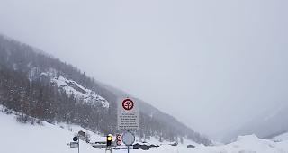 In T&auml;sch. Die Strasse nach Zermatt wurde mehrfach versch&uuml;ttet.