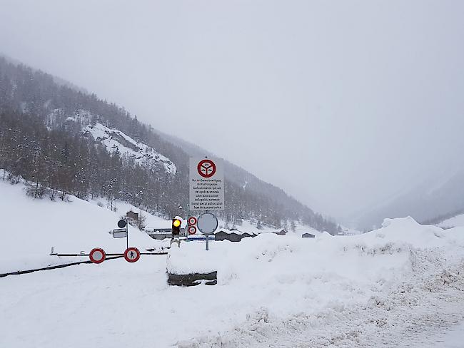 In Täsch. Die Strasse nach Zermatt wurde mehrfach verschüttet.