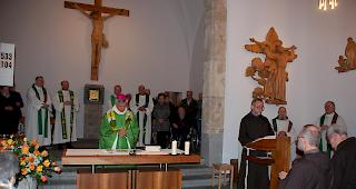 Bischof Jean-Marie Lovey bei der Abschiedsmesse in der Kapuzinerkirche in Glis, rechts am Ambo Guardian Beat Pfammatter, der eine tiefsinnige  Abschiedspredigt hielt.