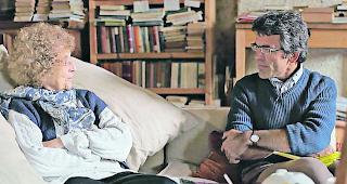 Humorvolle Frau. Katharina von Arx und Wilfried Meichtry bei einem Gespr&auml;ch im Priorhaus in Romainm&ocirc;tier: &laquo;Ich traf auf einen humorvollen Menschen&raquo;, blickt Wilfried Meichtry zur&uuml;ck. 