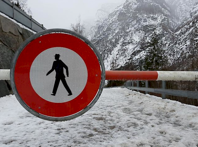 Aufgrund eines Felssturzes bei Kalpetran ist die Bahnstrecke zwischen Visp und Täsch unterbrochen.