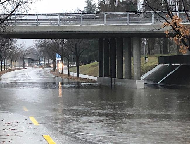 Gesperrt. Eine Zufahrtsstrasse zum Spital Sitten ist von Wasser geflutet.