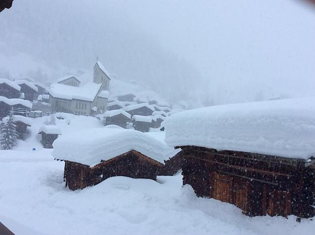 In Blatten im Lötschental türmt sich der Schnee. 