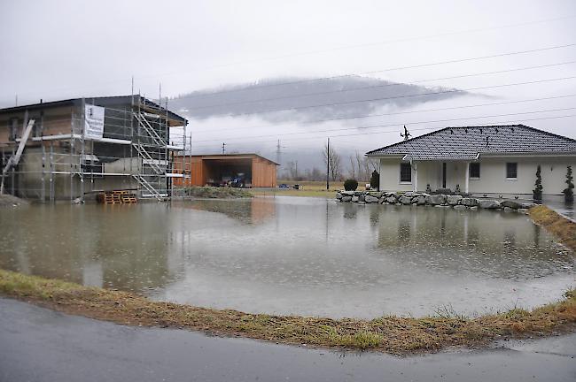 Vereinzelte Keller in Gampel füllen sich mit Wasser.