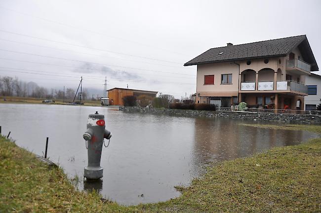 Vereinzelte Keller in Gampel füllen sich mit Wasser.