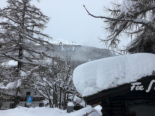 Saas-Fee mit eingeschneiten Dächern