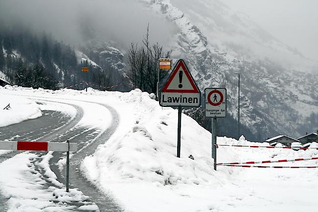 Achtung Lawinen. In St. Niklaus ist an mehreren Stellen mit Lawinen zu rechnen. 