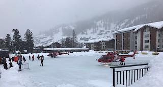 Luftbr&uuml;cke. Am Montag flogen Helikopter Touristen aus Zermatt.