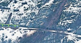Bahnbetrieb eingestellt. Gestern Nachmittag kam es zwischen Gamsen und Brig zu einem Erdrutsch bei den BLS-Geleisen.  