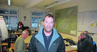 Lange Tage. Rapha&euml;l Mayoraz (hier im B&uuml;ro Lage des Zivilschutzes) ist seit Anfang Januar Sektionschef bei der kantonalen Dienststelle f&uuml;r Flussbau, Geologie und Naturgefahren. Fast genauso lange spielt mittlerweile das Wetter verr&uuml;ckt.  