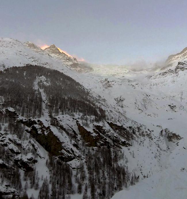 Sonnenaufgang am Weisshorn bei Randa am Dienstagmorgen.