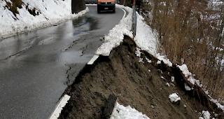 Auf der Strecke zwischen M&ouml;rel und Bister wurde das Fundament der Strasse durch einen Erdrutsch arg in Mitleidenschaft gezogen. Die Strasse bleibt vorl&auml;ufig gesperrt.