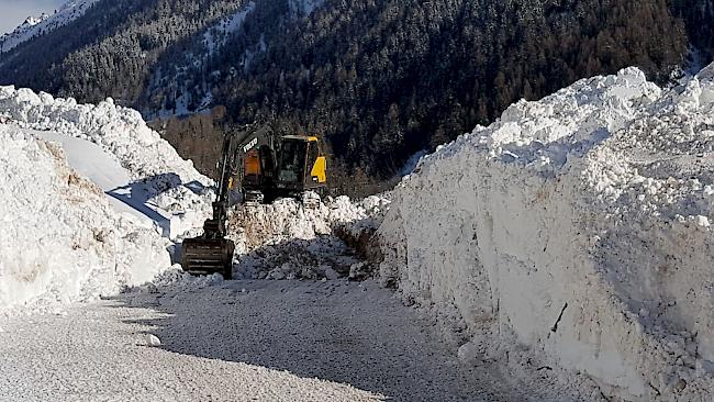 Vor allem die Räumungsarbeiten der Lawinenkegel beim Weiler Ried bei Blatten sowie die Lawine zwischen Goppenstein und Ferden müssen mit schwerer Gerätschaft geräumt werden.