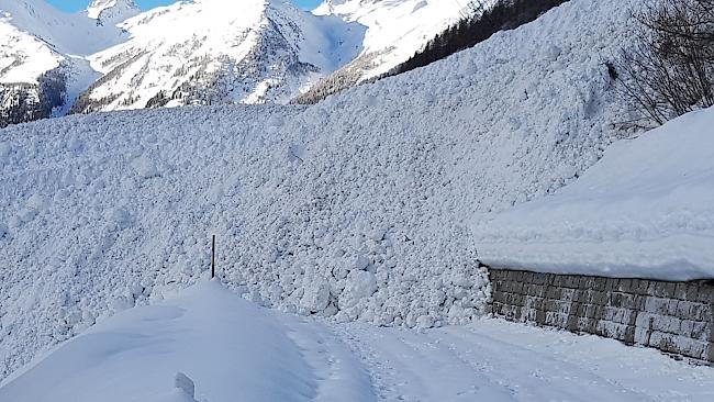 Auch im Lötschental schneite es im Winter 17/18 intensiv. Mehrere Lawinen beförderten die Schneemassen im Januar bis auf die Strasse.