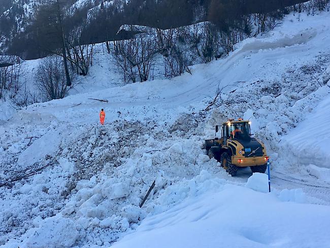 Nicht nur die Schneemassen sondern auch das mitgeführte Geschiebe machen die Räumungsarbeiten im Lötschental aufwändig.