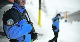 Wachsam. Auch Walliser Polizeikr&auml;fte sorgen in diesen Tagen f&uuml;r die Sicherheit der rund 3000 WEF-Teilnehmer in Davos. 