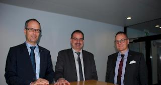 &Uuml;berdenken und Handeln. Die EnBAG-Verwaltungsr&auml;te Beat Britsch und Renato Kronig mit dem Experten Martin Gredig (von links).