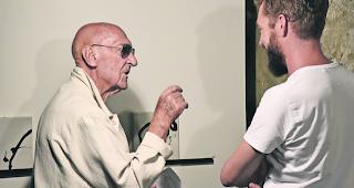 Unverwechselbar. Oskar R&uuml;tsche  &ndash;  hier im Gespr&auml;ch mit einem Ausstellungsbesucher im Schloss Leuk. Seine Kunst ist unverwechselbar. 