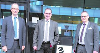 Durchleuchtet. Energiewirtschaftsexperte Martin Gredig (rechts) analysierte die EnBAG-Gruppe. Der Verwaltungsrat (hier mit Renato Kronig, Pr&auml;sident, Mitte, und Beat Britsch) will die Vorschl&auml;ge und Empfehlungen nicht verstauben lassen. 