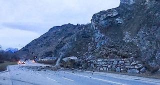 50 Kubikmeter gross. Ein Gesteinsbrocken versperrt die Kantonsstrasse im Raum Sitten.