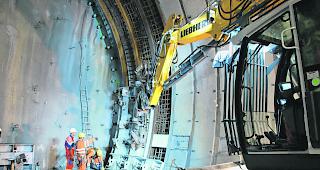 Aufwendig. Tunnelarbeiter montieren st&auml;hlerne Schalungselemente f&uuml;r das Einbringen des Betons, welcher den sogenannten Rohrschirm bildet. 